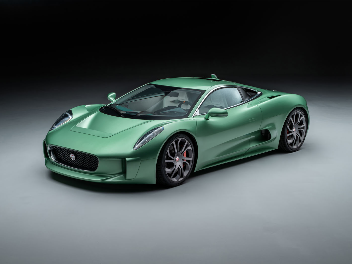 CALLUM sukuria naują pagal užsakymą pritaikytą Jaguar C-X75 kelyje
