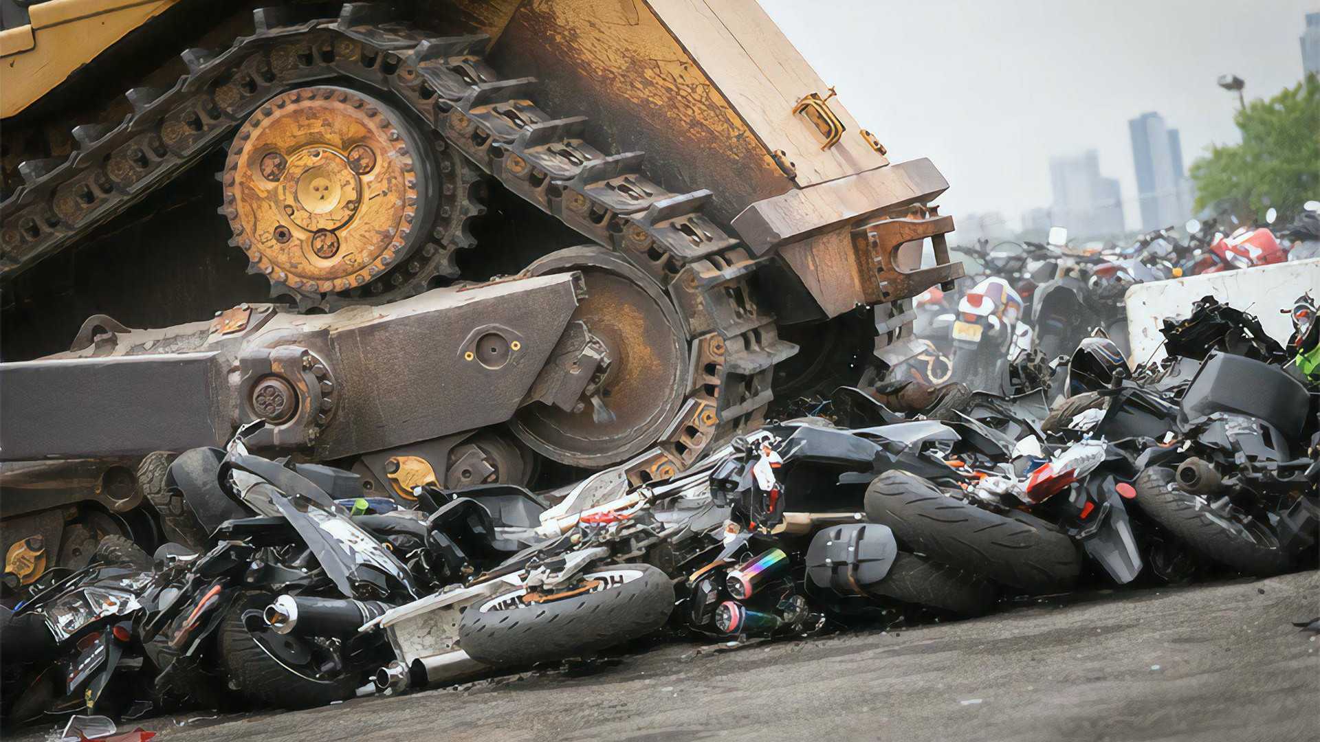 NYC sutriuškino 900 keturračių ir purvo motociklų rimtu Deja Vu