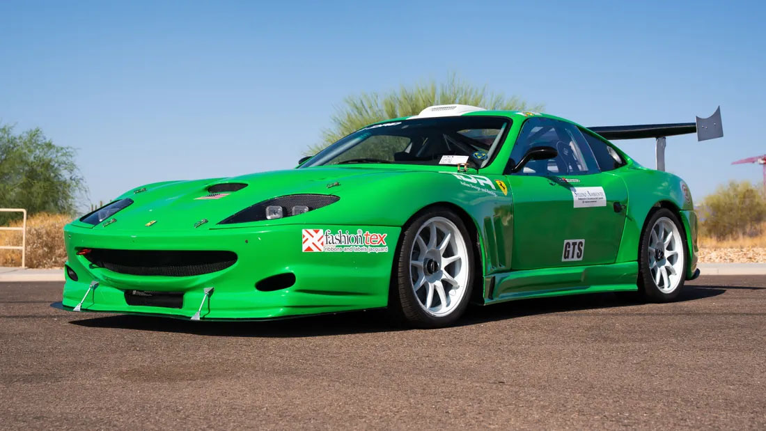 „Ferrari 550“ lenktyninis automobilis nudažytas tiesioginiu greičiu