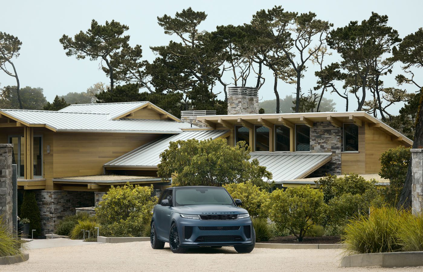 „Jaguar Land Rover“ praneša apie pardavimų stabilumą 25 finansiniais metais