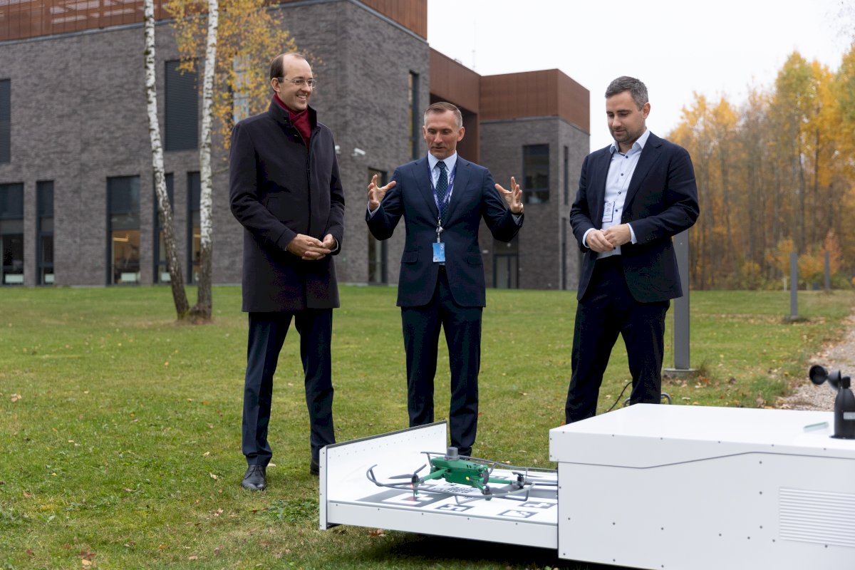 „Oro navigacija“ pristatė 2,5 mln. Eur kainavusią bepiločių orlaivių eismo