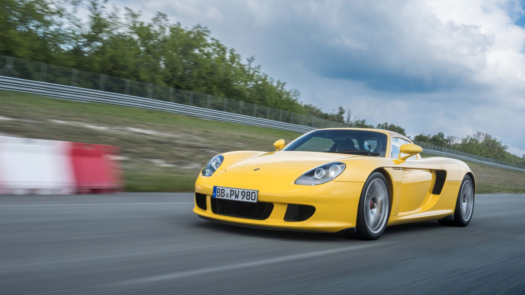 „Porsche“ pristato specialiai pritaikytas „Carrera GT“ Michelin padangas