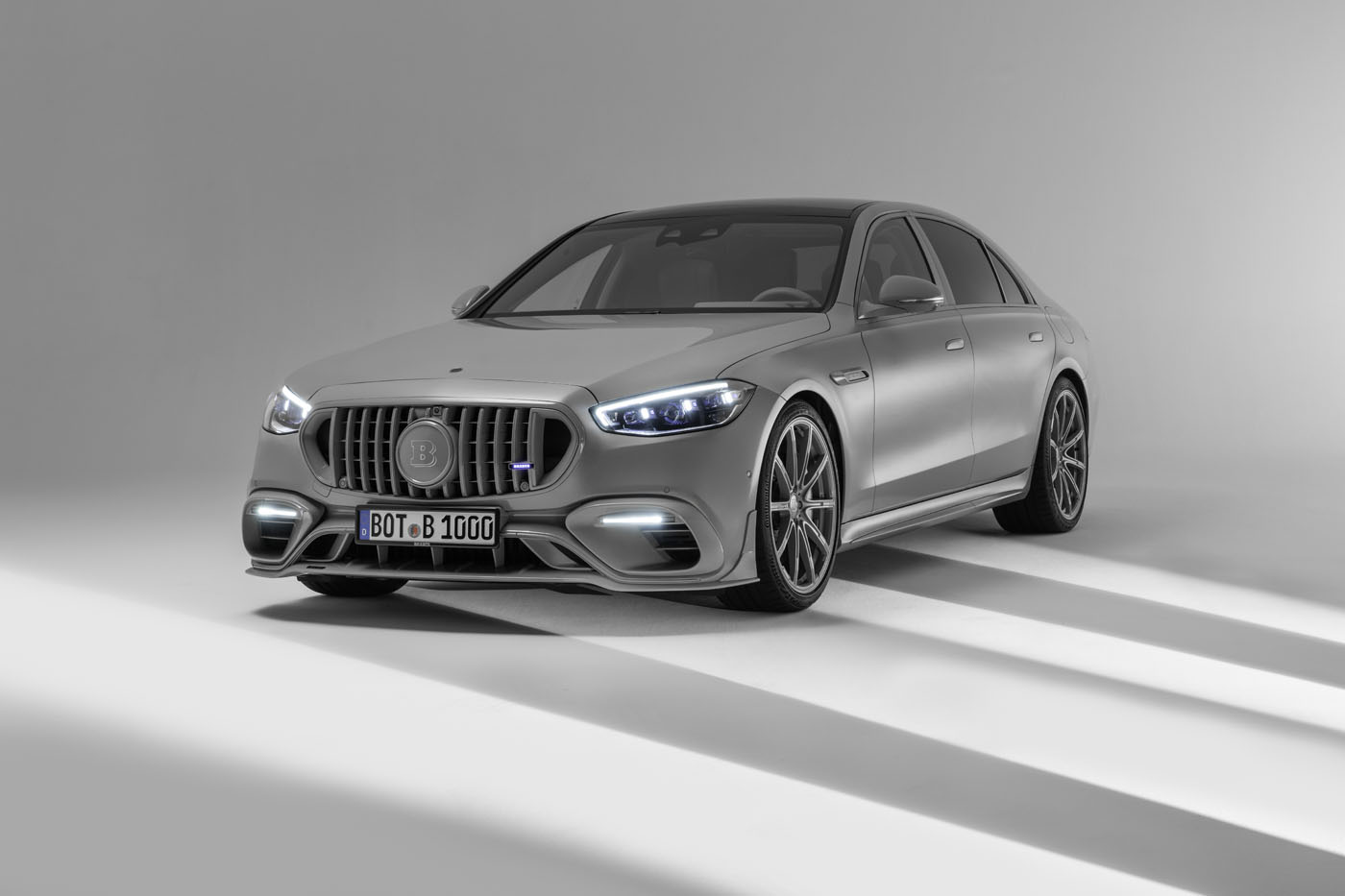 Pristatyti nauji BRABUS 1000 ALL GREY & BICHROMATIC sedanai