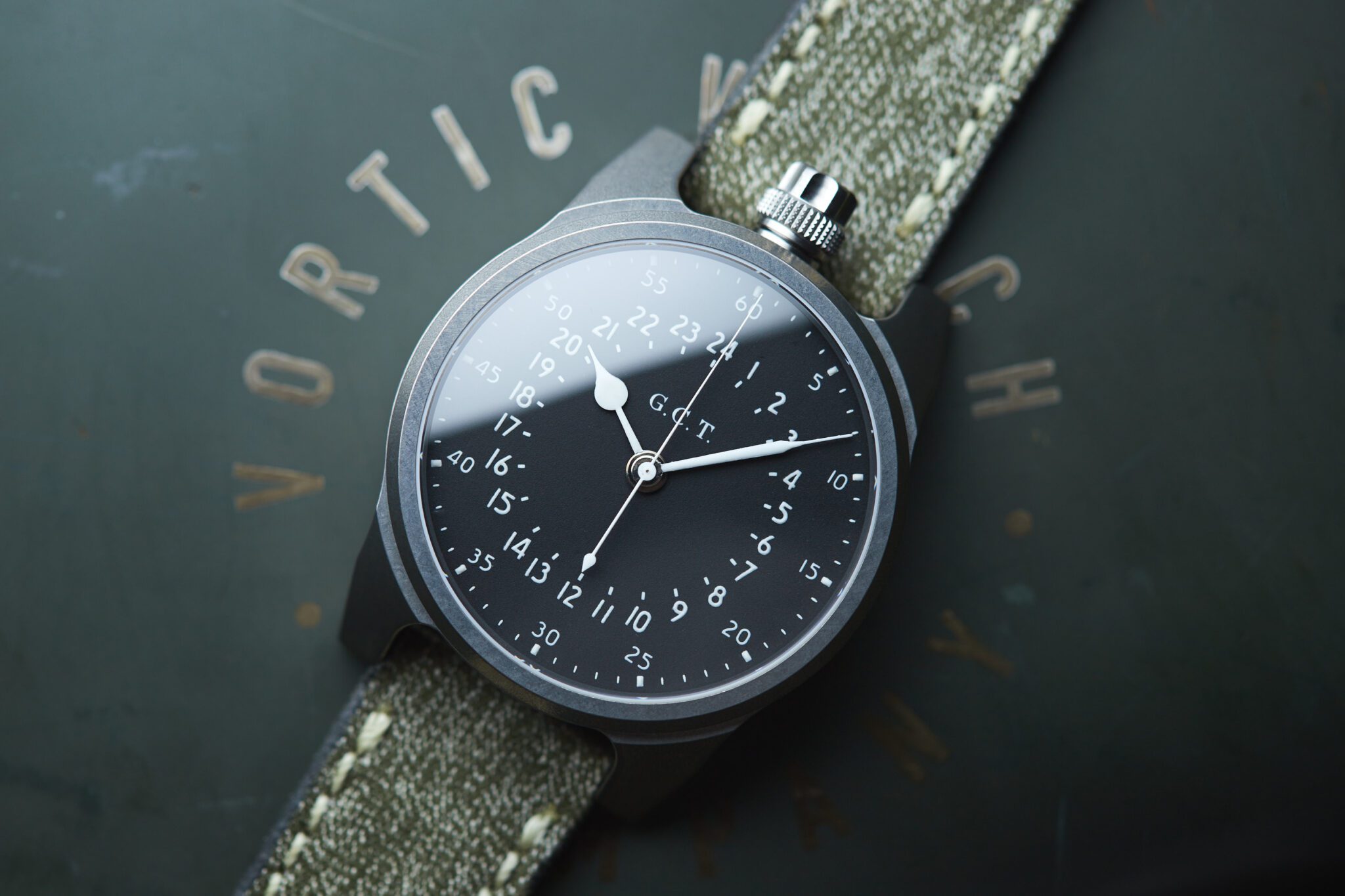 „Vortic Watch Company“ pagerbimas kariniam paveldui ir senoviniams laikrodžiams