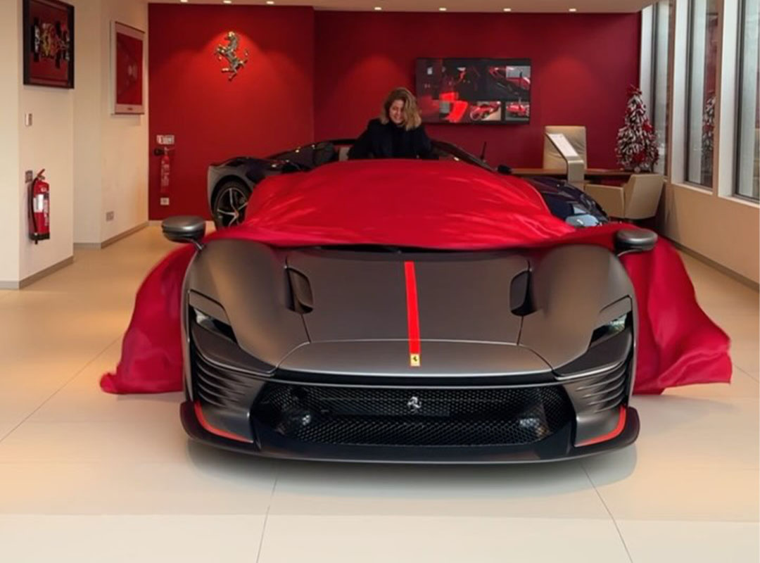 Carlosas Sainzas atsisveikina su „Ferrari“ pristatydamas savo naująjį 3 mln.
