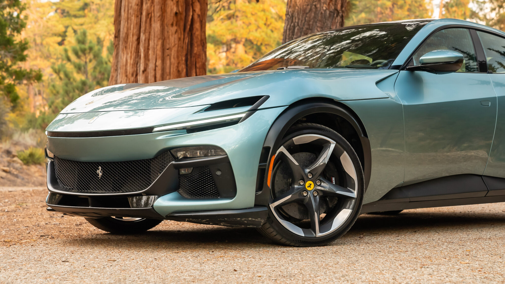 Maranello pastato jaudinantį V12 Grand Tourer, kuriame atsitinka keturios vietos