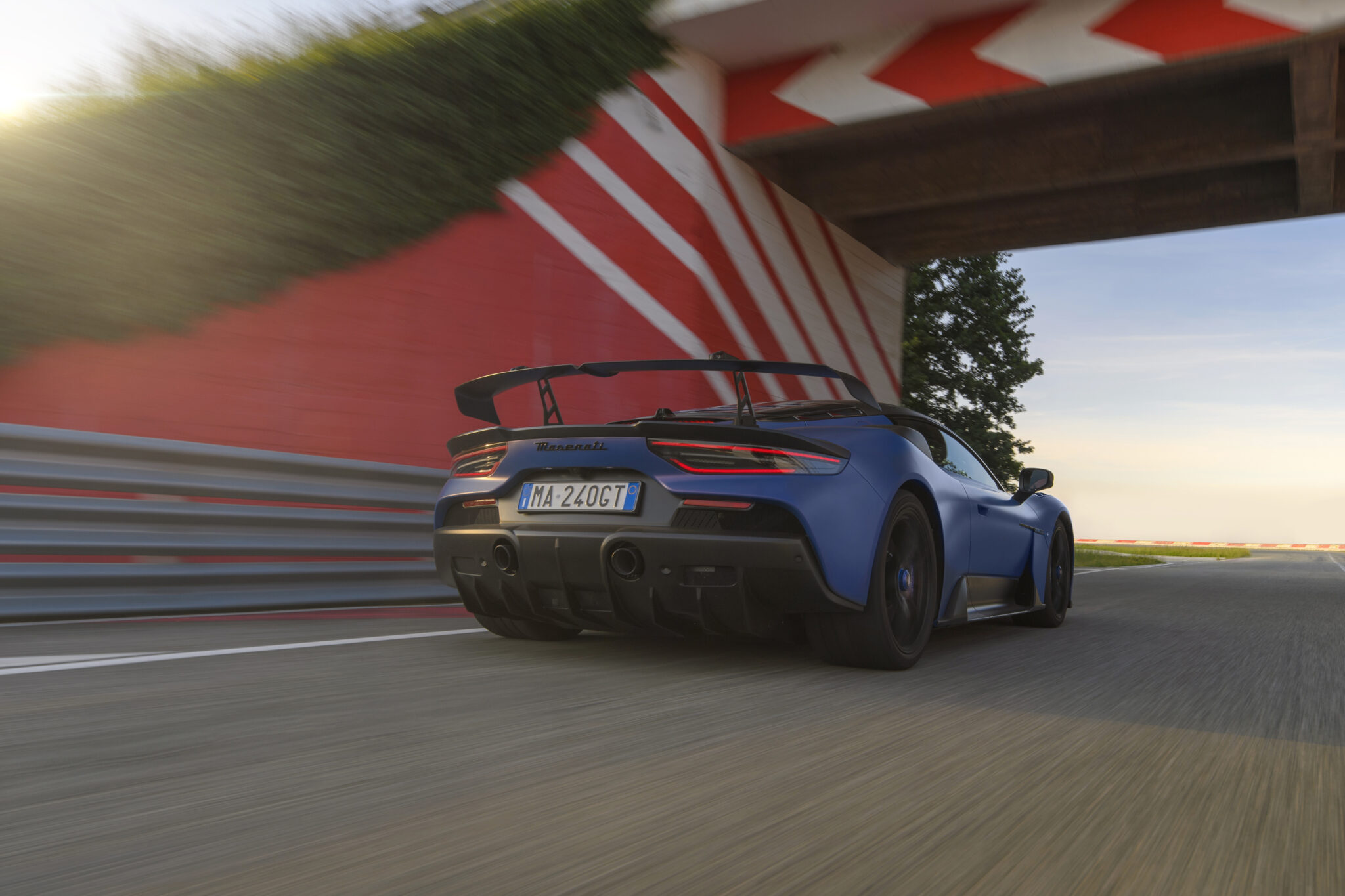 Naujasis Maserati lenktynių herojus gauna atitikmenį kelyje