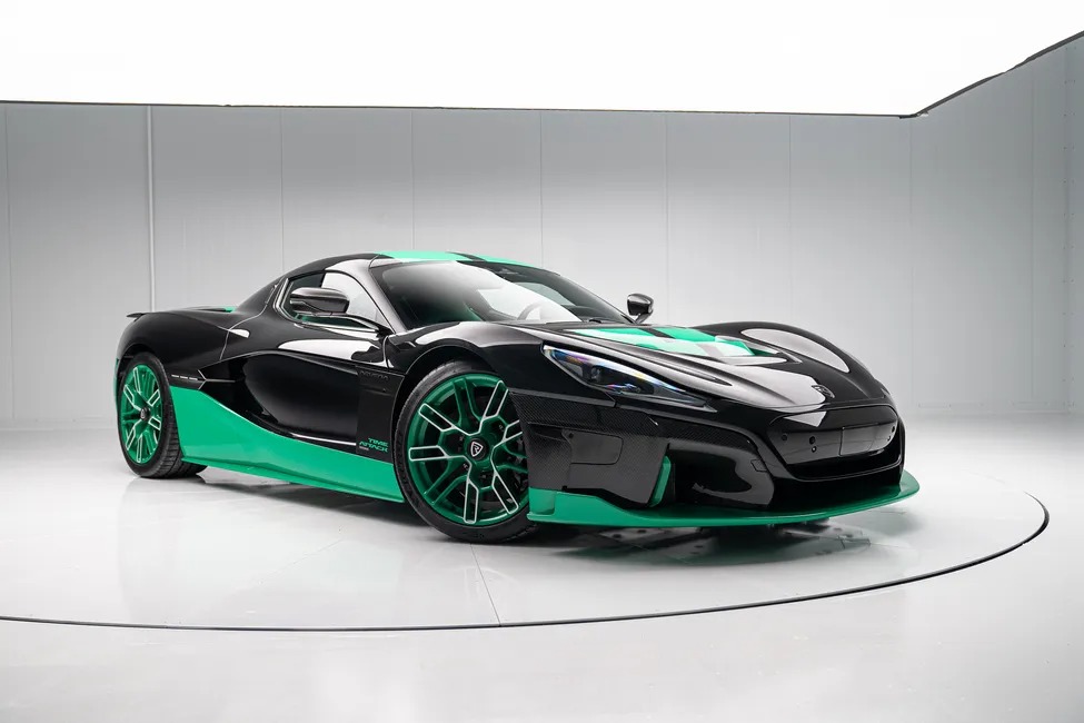 Žandikaulį nuleidžiančios Rimac Nevera Time Attack galvutės skirtos SOMO aukcionui