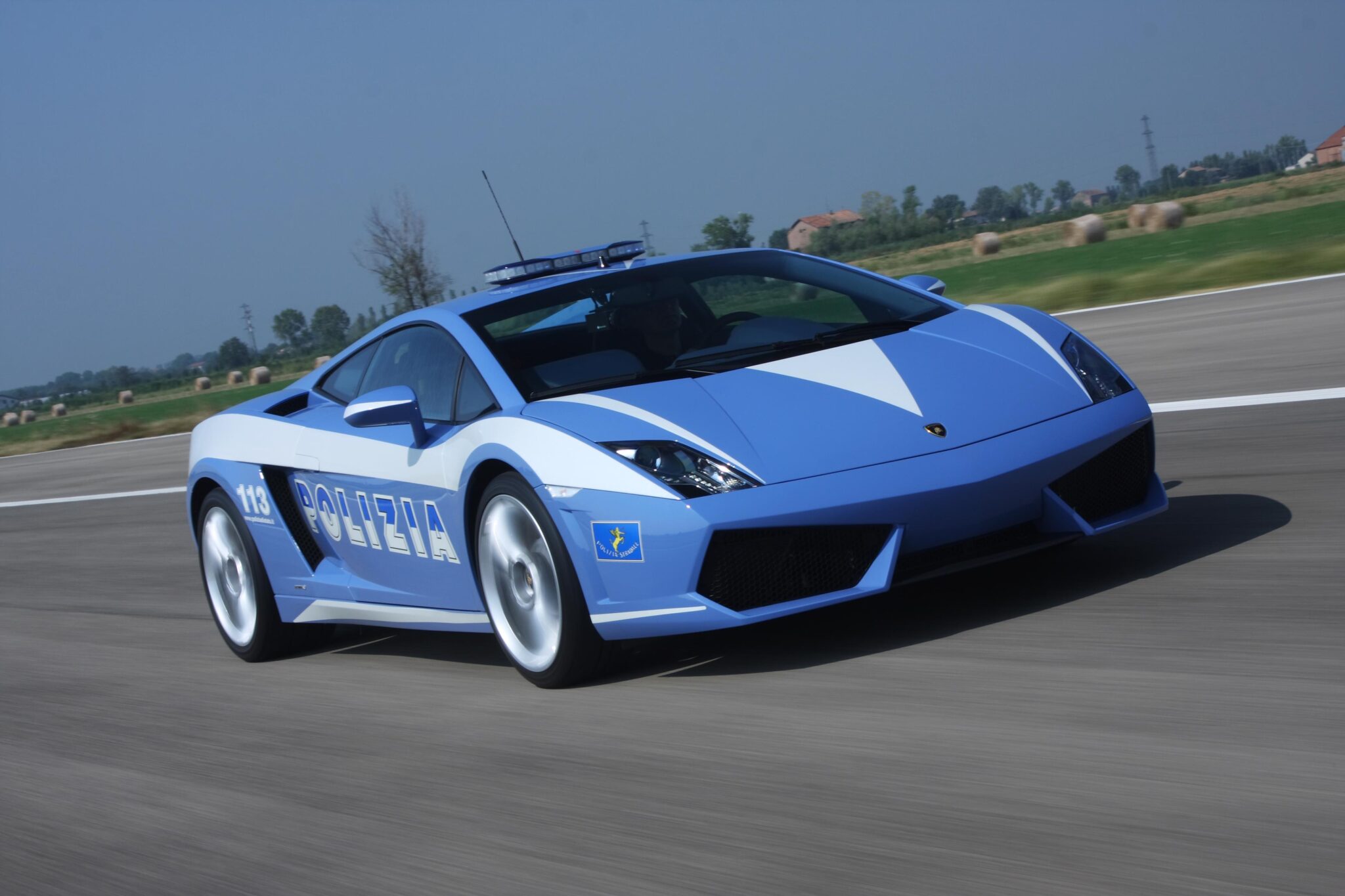 „Lamborghini“ ir Italijos valstybinė policija švenčia 20 metų partnerystę