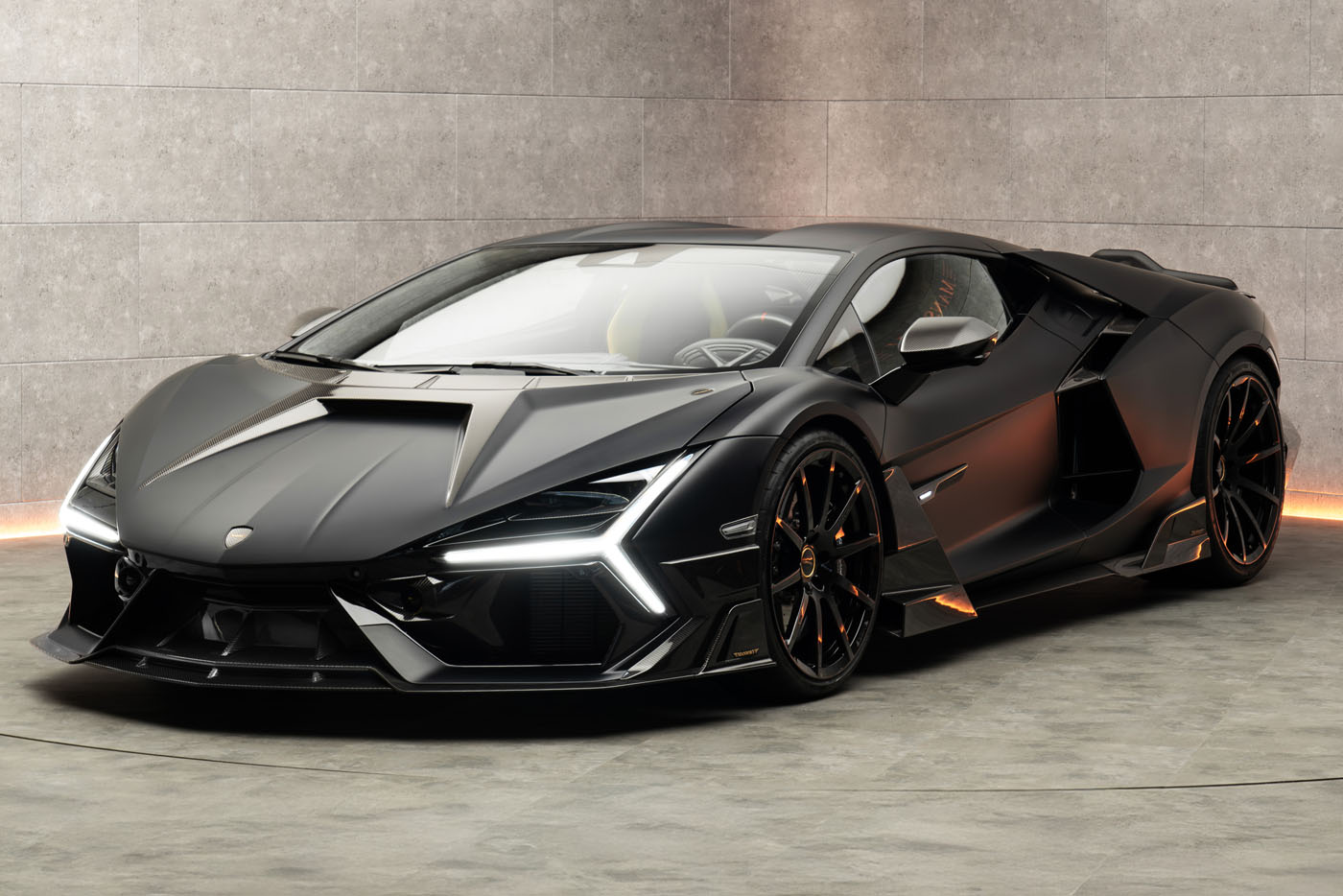 „Mansory“ pristato naują „Initiate“ pritaikytą „Lamborghini Revuelto“.