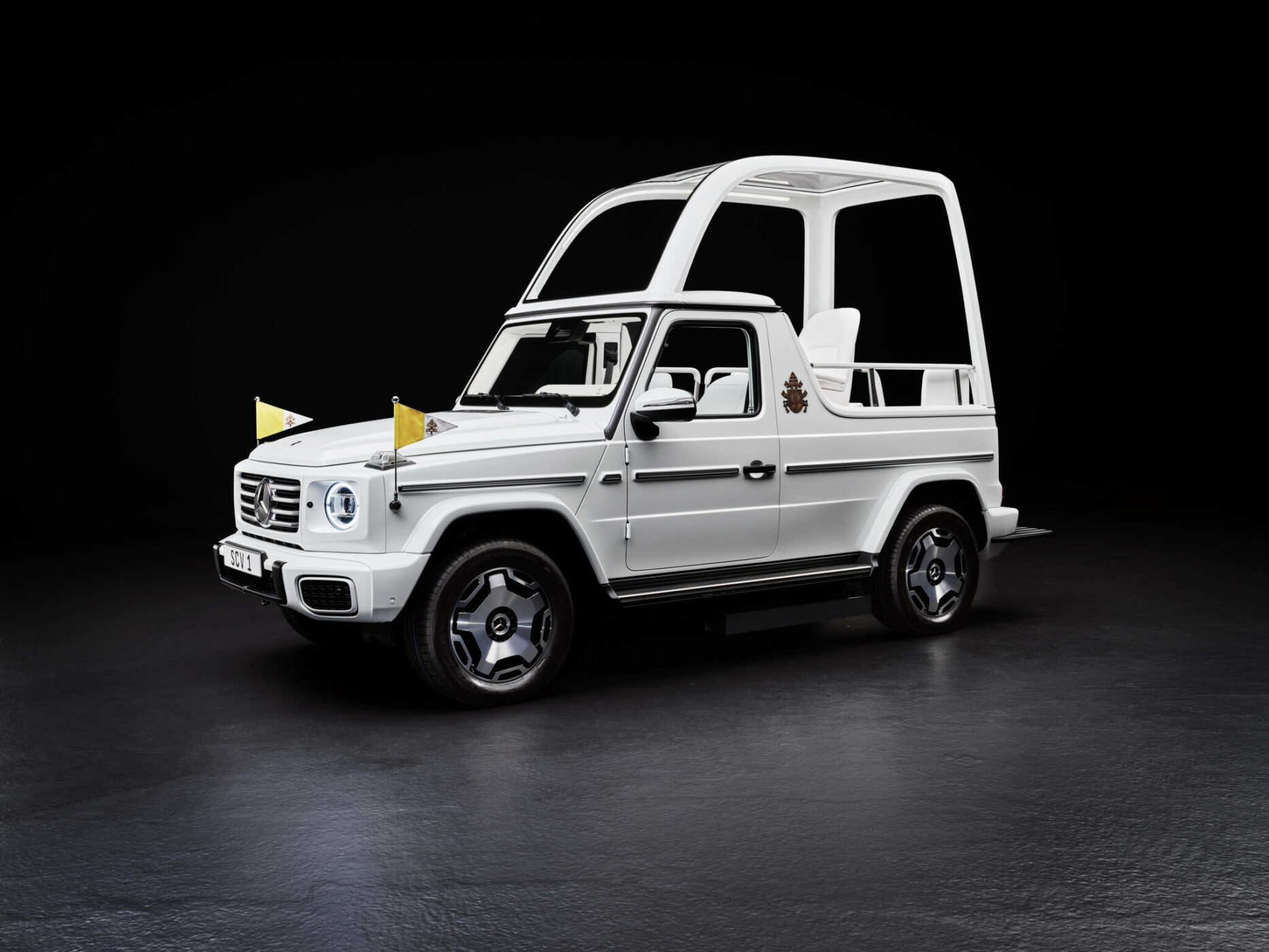 „Mercedes-Benz“ pristatė pirmąjį visiškai elektrinį G 580 Popemobilį