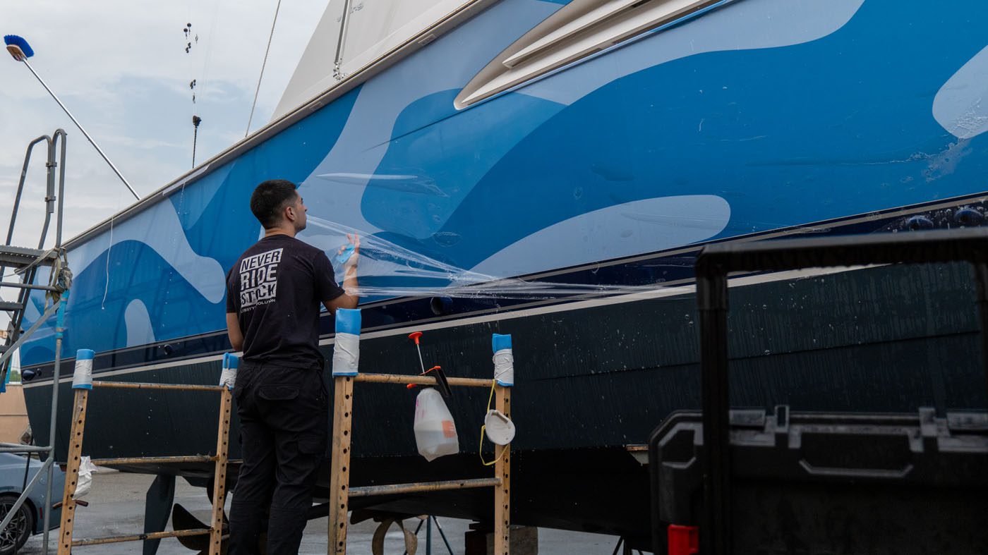 Esminis jūrų apsauginės plėvelės ir keraminės dangos vaidmuo