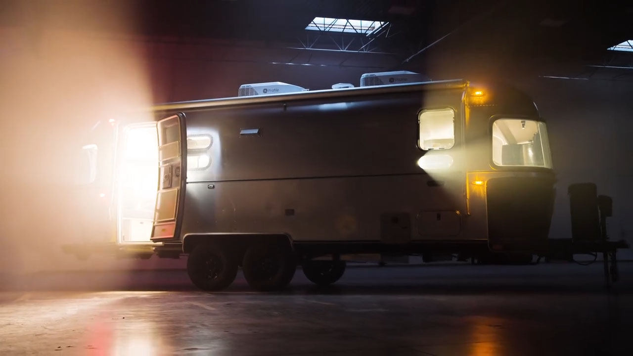 „Airstream“ paskelbia naują „Midnight Flamingo“ atnaujinimo paketą