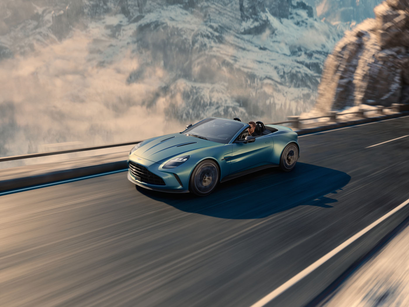 „Aston Martin“ pristato naują „Vantage Roadster“.