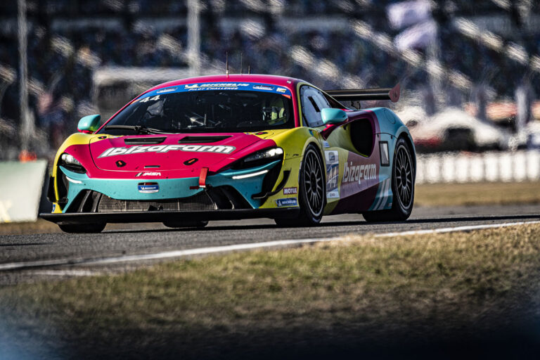 „McLaren Artura GT4“ laimi 2025 m. 24 valandas nuo Deitonos
