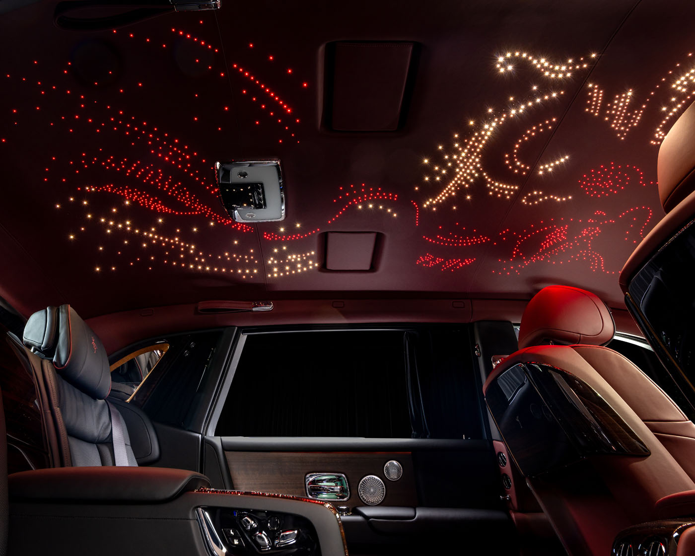 „Rolls-Royce Bespoke“ pristato naująjį fantominį drakoną