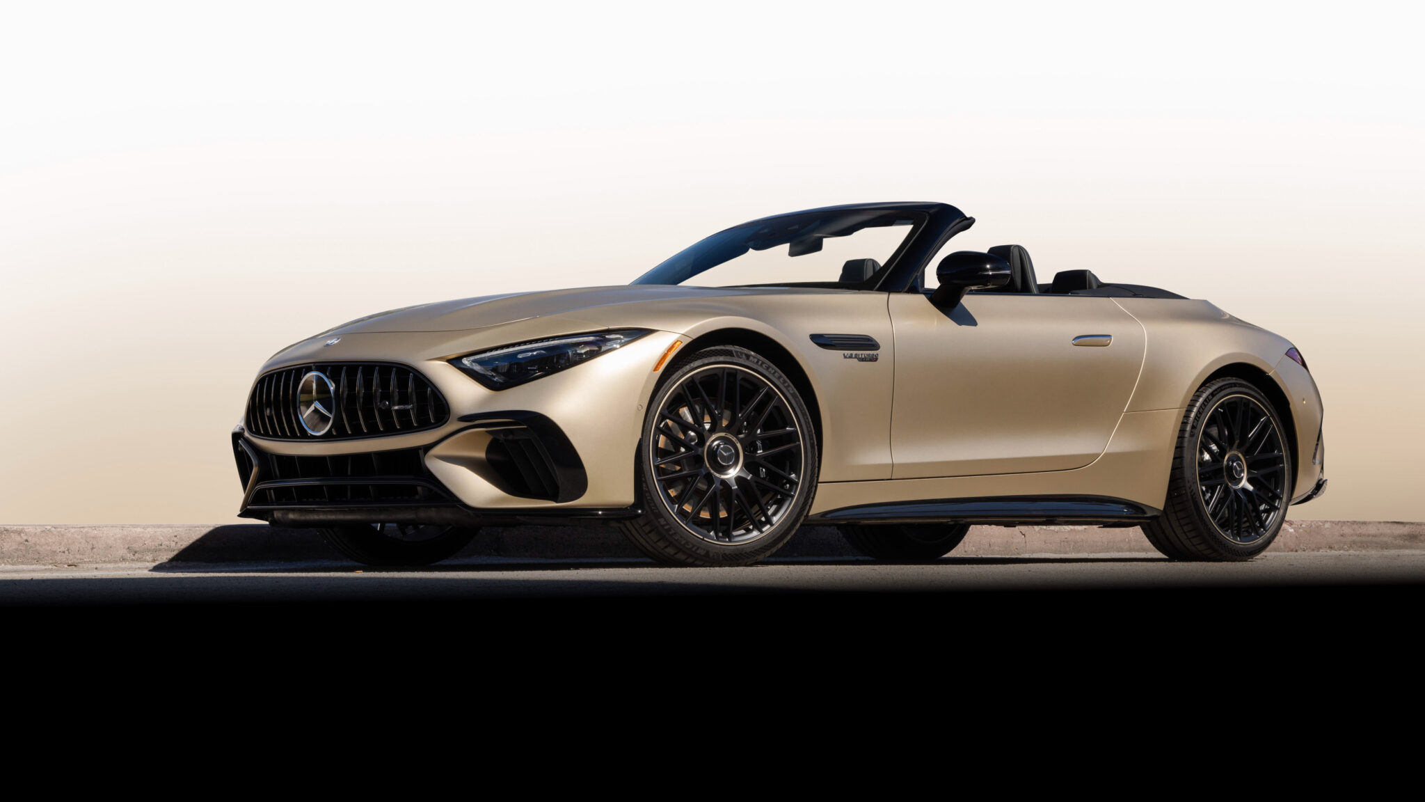 2025 m. „Mercedes-AMG SL 63 Manufaktur“ auksinė pakrantė