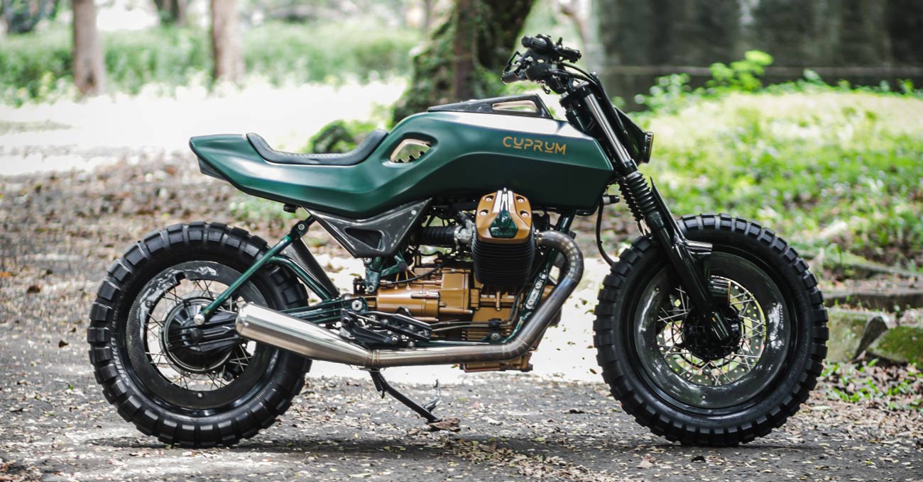 Darbo arklys: Rūkytas garažas pritaiko savo „Moto Guzzi V7“ kasdienį