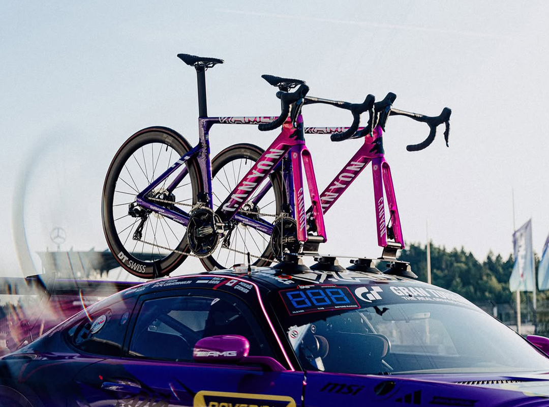 „Mercedes-AMG“ komandos su „Canyon“ ant pasirinktinio automobilių sporto įkvėptų „Aeroad
