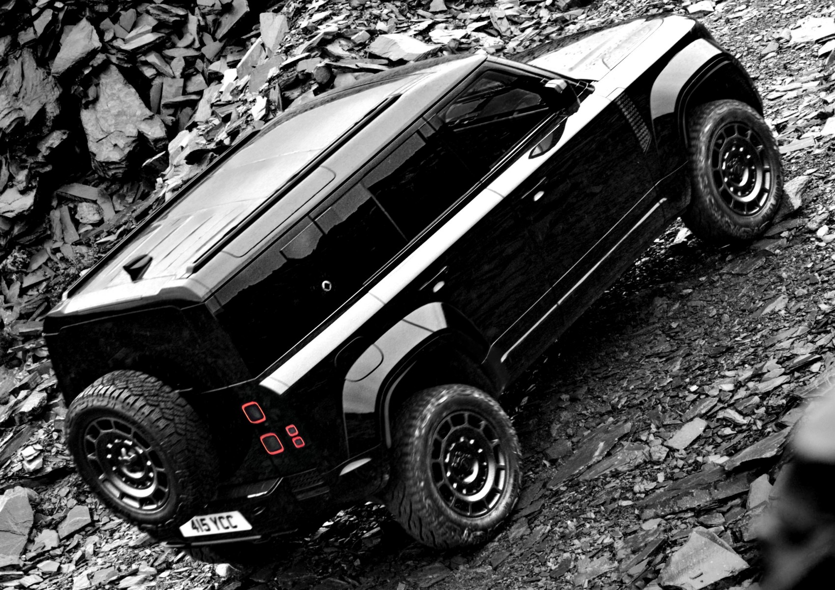 2026 „Land Rover Defender Octa Black Breaks Cover“