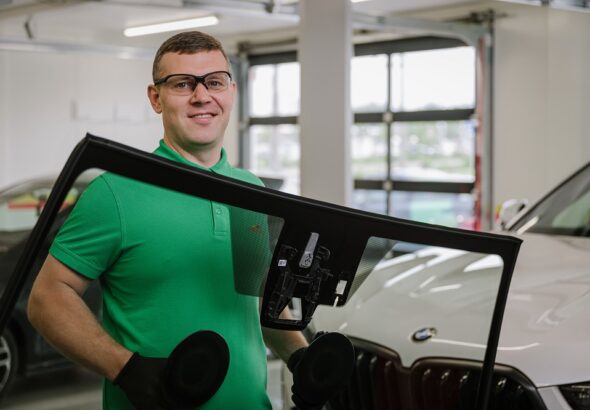 ar-po-priekinio-stiklo-keitimo-automobiliu-galima-vaziuoti-is-karto (1)