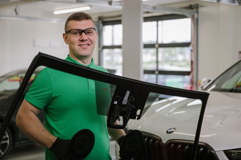 ar-po-priekinio-stiklo-keitimo-automobiliu-galima-vaziuoti-is-karto (1)